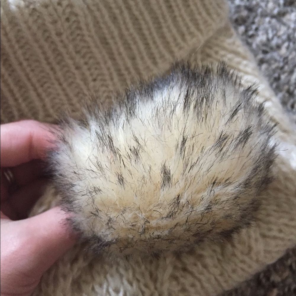🦋 NWOT BearPaw Beanie - Picture 3 of 4